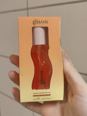 Gisou Honey Infused Lip Oil - Mango Passionfruit Punch - Gisou Honey Infused Lip Oil i doften Mango Passionfruit Punch. Helt ny i förpackningen.