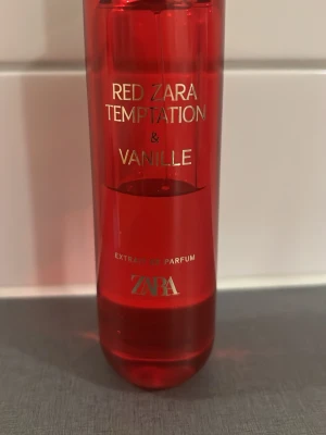 Red Zara Temptation & Vanille - Extrait de Parfum från ZARA med namnet Red Zara Temptation & Vanille. Perfekt för dig som vill sticka ut med en modern och trendig doft.