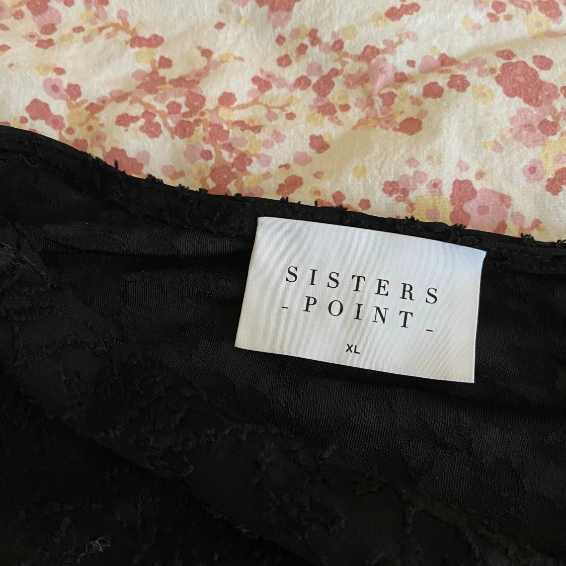 Svart långärmad topp från Sisters Point🖤 - 4