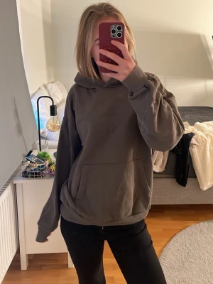 Grön hoodie  - En fin grön hoodie från Lindex i storlek 170 