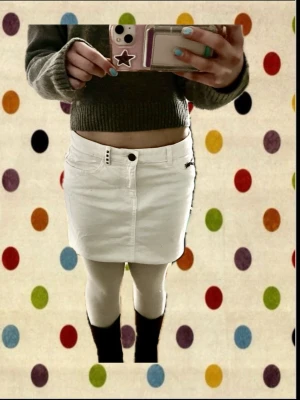 Vit kortkjol från ESPRIT - Säljer en vit kortkjol som är low-waist från SPRIT. Kjolen är använd 1 gång, utan fläckar eller slitage. Materialet är bomull och modellen  är perfekt för dig som gillar stilrena och enkla plagg. 