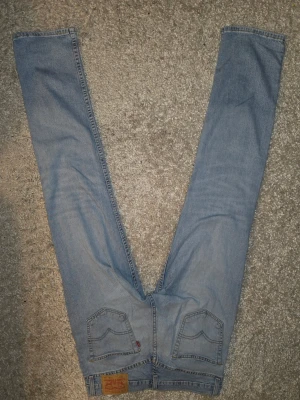 Levi's 511 ljusblå jeans - Säljer ett par klassiska Levi's 511 jeans i ljusblå tvätt. Modellen har en slim passform med raka ben, bifogar självklart fler bilder på begäran 