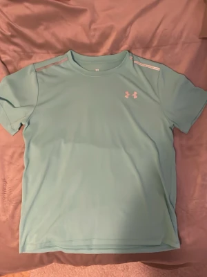 Under armour t shirt  - En fin t shirt från under armour nästan helt ny köptes för 350. För fler frågor är det bara att skriva privat 