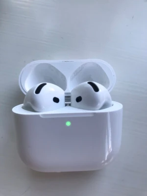 AirPods 4 - Säljer ett par Apple AirPods 4med laddningsetui och originalkartong. Hörlurarna är helt ny utan några täcken på användning förutom att dem är öppnade och testade. Trådlös laddning och hög ljudkvalitet noice canceling. Perfekt för både musik och samtal. Med otroligt bra ljudkvalite