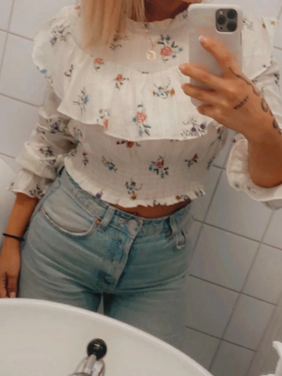 Blommig vit blus med volang