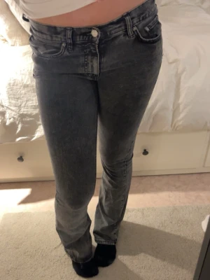 Mörkgrå bootcut jeans - Gråa bootcut jeans från gina, lite slitna .
