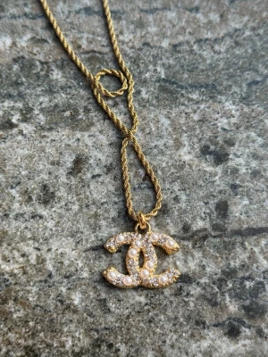 Reworked treasures Chanel necklace  - Reworked treasures  halsband med guldfärgad kedja och ett hänge med pärlor och strass, har inte kvar boxen men kvitto finns! 