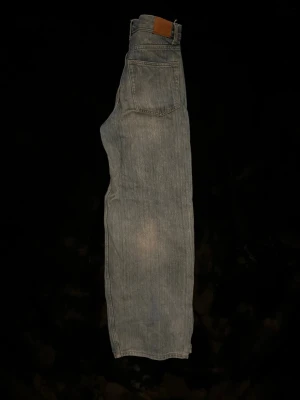 Y2K blue wide jeans - Säljer ett par klassiska jeans i ljusblå tvätt med breda ben och hög midja. Ordinarie pris 1200kr