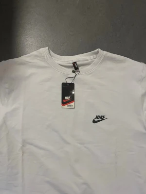 Snygg vit tröja - En snygg oanvänd tröja med alla taggs på. 