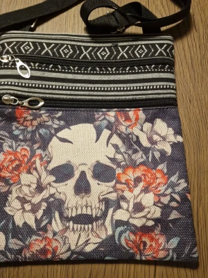 Väska hårdrock - Axelväska. Unik naturtrogen Crossbody-väska med hårdrocks tryck. Unisex, justerbar rem. 23,5 cm hög. Bredd 19 cm.