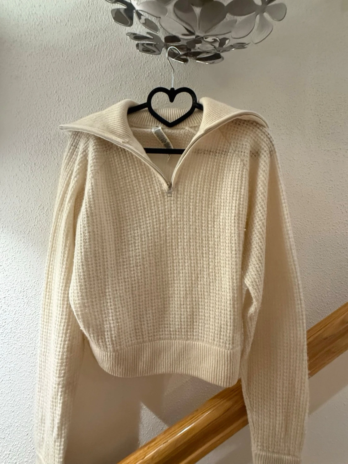 Beige stickad tröja från Alo+ byxor - 6