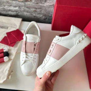 Valentino sneakers - Helt nytt skick, skolåda+skopåse+kort följer med vid köp. Nypris ca 7000kr. Storlek 39. Självklart äkta - kolla bara recensionerna! Skriv för mer information🤝