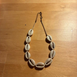 Snäckhalsband, kort kedja  - Ett snäckhalsband i väldigt fint skick 💕