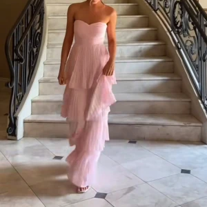 Ljusrosa balklänning med volanger - använd en gång på min bal i somras, inga defekter osv. Beställde från lulus (lånad bild)