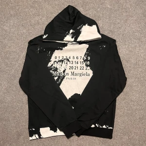 Maison Margiela Hoodie - storlek S - Svartvit Margiela-hoodie. Storlek S men sitter snyggt och oversized. Supervarm för vintern. Längd: 67 cm, bredd: 57 cm. Snabba svar och skickas inom 24 timmar!
