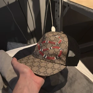 Gucci keps snake - Säljer nu min gucci keps snake beige, inte använt den så mycket bara vid få tillfällen . Kostar mycket ny då den inte går att få tag på längre. Mitt pris 1200, inget kvitto tyvärr då jag köpte den av en annan. Men kan lösa fler bilder o bevisa att den är 100% äkta. Mvh Melwin