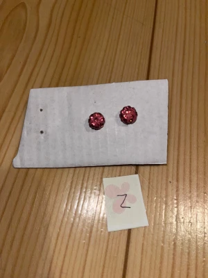 Korvakorut - Pinkit pallo korvakorut. Puhdistettu ja desinfioitu käytön jälkeen. Eläintalous MMM, lisätietoja saa kysymällä Katsothan myös muut ilmoitukseni Tarjoa 