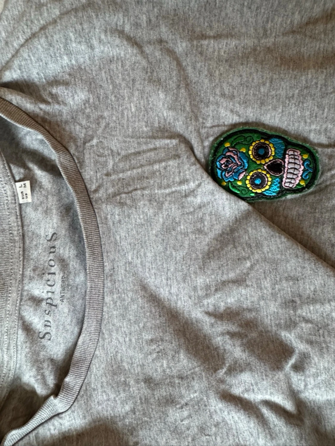 Grå t-shirt med broderad döskalle - 1