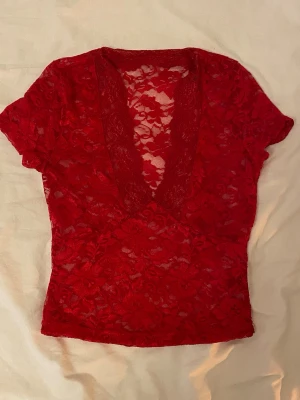 Röd spetstopp - Röd spetstopp i storlek xs från SHEIN, använd en gång ❣️