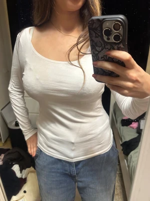 Vit långärmad topp  - Säljer en enkel och stilren vit långärmad topp. Modellen har rundad halsringning och är figurnära i passformen. Materialet är mjuk bomull som känns skönt mot huden. Perfekt att matcha med jeans eller kjol för en clean look :) finns tillgängligt i rosa!!