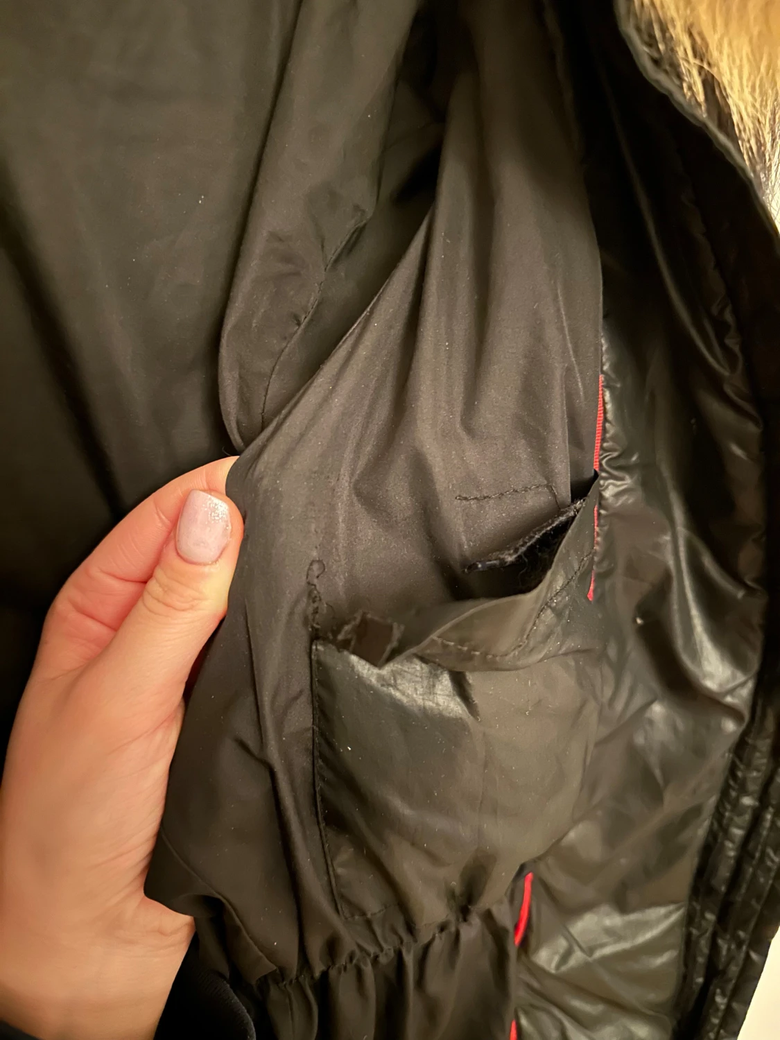 Svart pufferjacka med pälsluva - 3