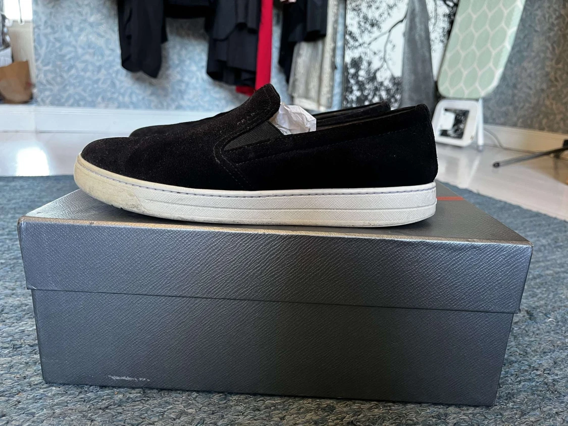 Svarta slip-on sneakers från Prada - 1