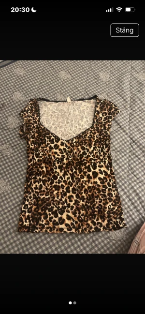 Leopard tröja - Säljer en uringad leopard topp från Nelly, använd fåtal gånger! Mycket bra skick💕💕💕