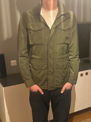 Grön vindjacka från Bläck - Skitsnygg fieldjacket från bläck, Ny pris 1500kr pris kan diskuteras, skick 9/10 modellen brukar använda M så den e lite stor i storleken passar M