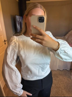 Blus från Gina Tricot  - Supersöt blus/tröja från Gina Tricot, har inte använt den på länge därmed skrynklig, men det går att stryka 😇