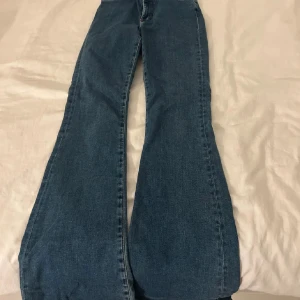 Bootcut jeans - Blå bootcut jeans som är i nyskick utan prislapp!! Nypris 479kr