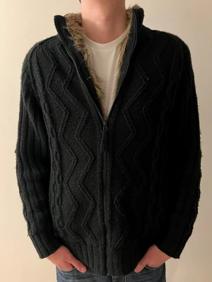 Svart/brun stickad cardigan - Nu säljer vi denna tvär mysiga fodrade koftan med dragkedja i färgen brun/svart från F&F. Perfekt nu inför vintern om du vill klä dig snyggt men ändå hålla dig varm! Storlek M, pris kan diskuteras vid snabb affär och vid fler frågor är det bara att skriva!✌️Mvh VMresell