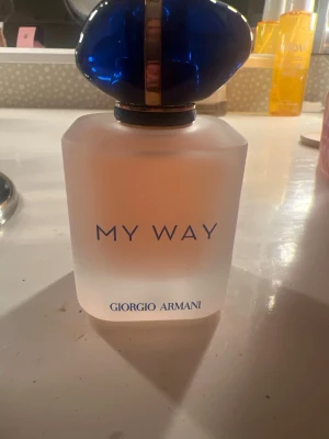 My Way Floral Eau de Parfum -  My Way Floral parfym från Giorgio Armani – en refillbar eau de parfum med en fräsch och modern känsla. Volym: 50 ml. Perfekt för dig som vill sticka ut med en elegant och trendig doft. Helt oanvänd. 