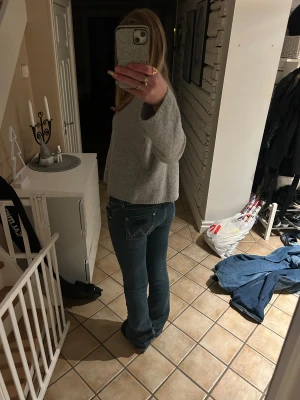 Blå bootcut jeans - Säljer ett par gamla wrangler jeans som är bootcut, lågmidjade jeans i storlek 36. Dom är för långa på mig så dom ser straight ut. Säg bara till om du vill ha fler bilder eller mer info😊