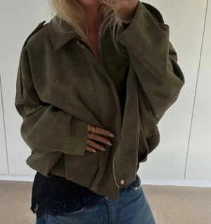 GRÖN MOCKA JACKA ZARA - Olivgrön mockajacka ifrån Zara, får ej användning och nästan ny. Skriv för egna bilder!