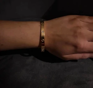 Cartier armband  - Nu säljer jag mitt helt nya supersnygga cartier liknande armband skriv gärna vid intresse eller funderingar armbandet är stainless💞🥰