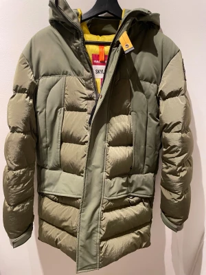 Parajumper jacka (lång modellen)  - Svin fett parajumper jacka för kalla dagar! Köpte på NK, självklart helt äkta? Enligt mig en Perfekt o unik jacka till vintern! Säljs inte heller vilket gör den sällsynt. Kom med bud då priset inte är helt bestämt! Vad vi har sett så är den här den endasten i modell o färg på plick så OTROLIGT unik! SKRIV INNAN NI KÖPER🤗