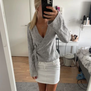 stickad grå omlottkofta  - stickad kofta från ginatricot som går omlott o knyts, går lika bra att ha linne under som utan. INTI MINA BILDER