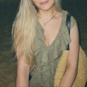 Top med volanger  - Knappt använd🩷