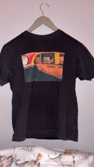saul leiter uniqlo t-shirt - En tröja från uniqlo med motivet från saul leiter! Knappt använd och ett fint material   Är en S men sitter som en M (passar båda)