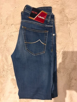 Jacob Cohen jeans - Säljer dessa riktigt schyssta jeans från Jacob Cohen . Skick 10/10. Modellen är 185 och väger 67kg. Modell: slim Bard. Tveka inte att skriva om ni har några funderingar!