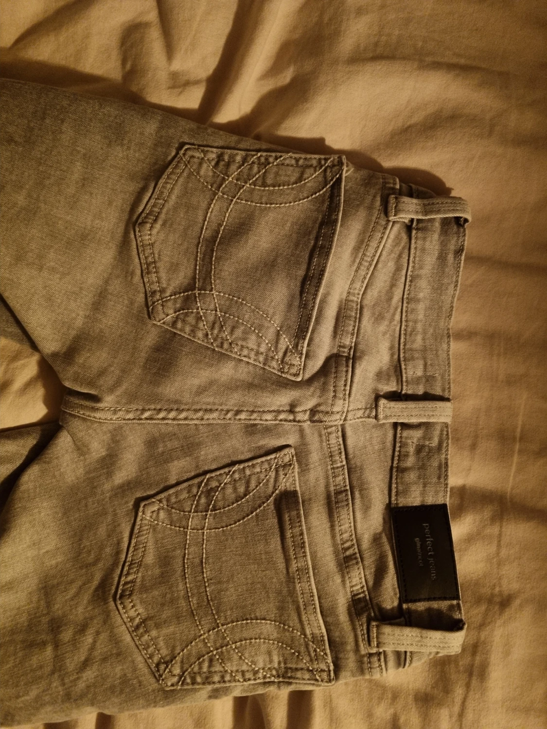 Grå bootcut jeans från ginatricot  - 1