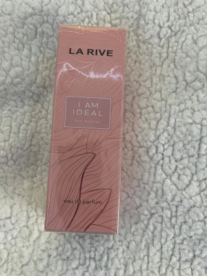 La Rive I Am Ideal parfym - La Rive I Am Ideal parfym. Fräsch, fruktigt blommig doft. Ny och obruten förpackning, 90 ml. Toppnoter: bergamott, päron, rosa peppar, svarta vinbär. Hjärtnoter: Ros, jasmin, violett, hallon. Basnoter: Vanilj, vit mysk, cederträ, patchouli. 🌺 POSTAR SAMMA DAG OM KÖPET GÖRS INNAN 20.00.