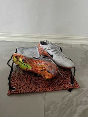 Nike Mercurial Vapor 14 Elite - Säljer dessa fina skorna eftersom dem inte passar mig. Skorna är aldrig använda och därför vill jag sälja dom. Pris kan diskuteras vid snabb affär💨 och för frågor så är det bara att skriva✍️