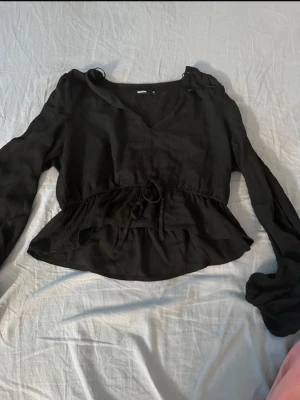 Svart topp  - Jättefin svart blus 