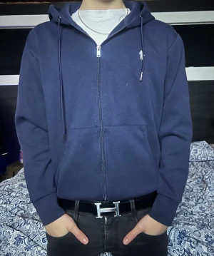 Ralph lauren zip  - Oanvänd. Sitter bra för de som är 173-180 cm lång, för referens är jag 174 cm och sitter relativt bra på mig. Storlek S men sitter också bra för Xs