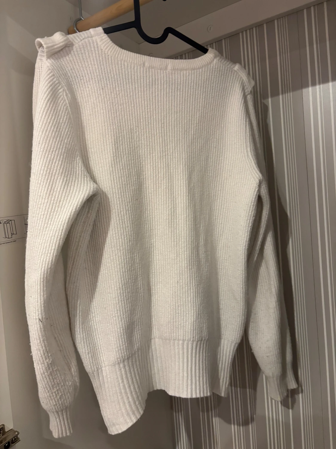 Vit stickad tröja med volang från Donna Di Classe - 1