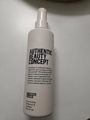 Authentic Beauty Concept Flawless Primer - Flawless Primer från Authentic Beauty Concept i en stilren, ljusbeige sprayflaska på 250 ml. Vegansk formula utan silikoner, perfekt för att förbereda huden inför smink. Enkel att använda med sprayfunktion och modern design. 250ml. Nypris 339kr oanvänd.