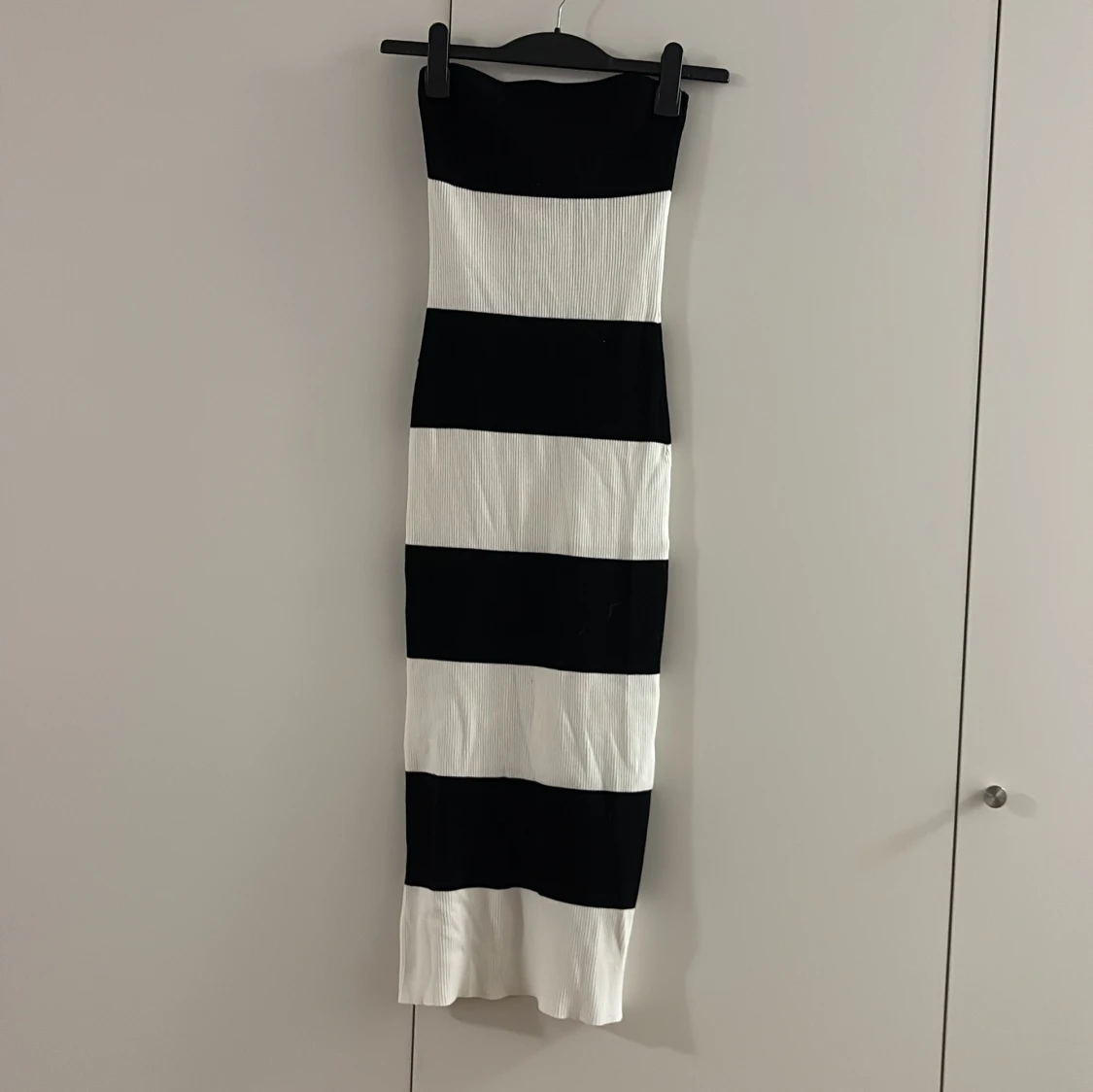 Svartvit randig långklänning M
