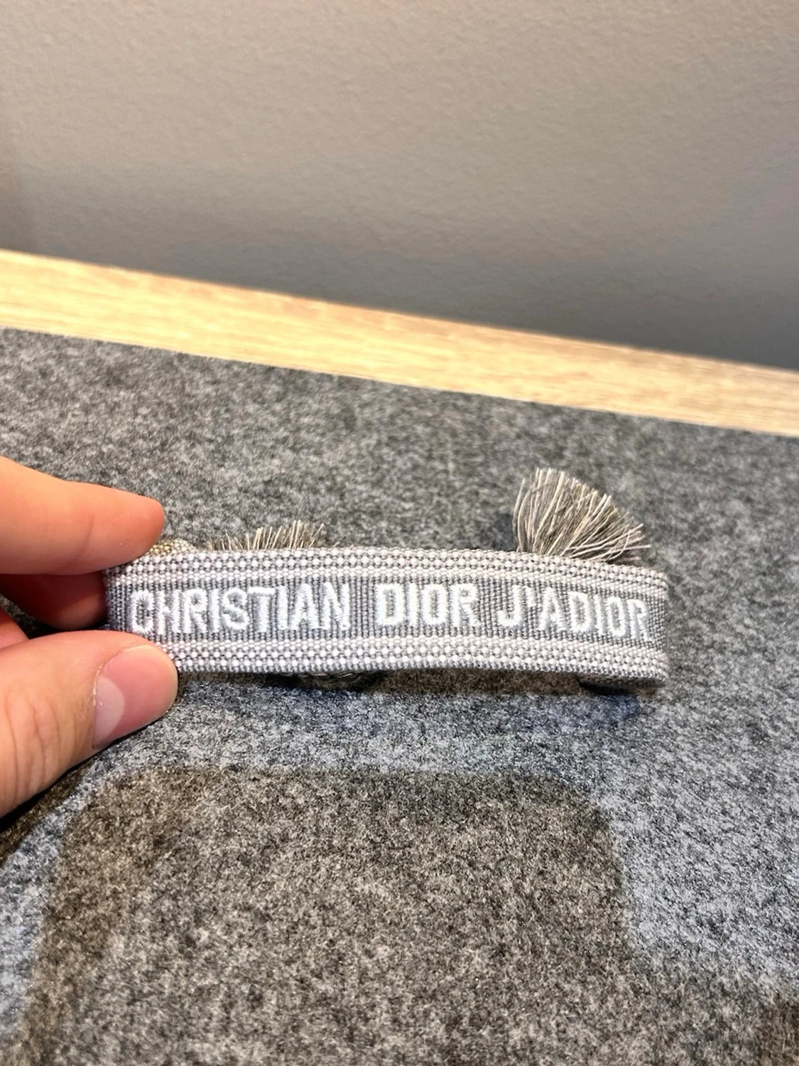 Grått dior armband
