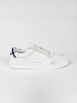 Burberry checked skor (helt nya) -  | Säljer ett par helt nya Burberry checked sneakers. | Storlek: 42. | Box, dustbags & kort ingår. | Hör av dig vid frågor eller funderingar.